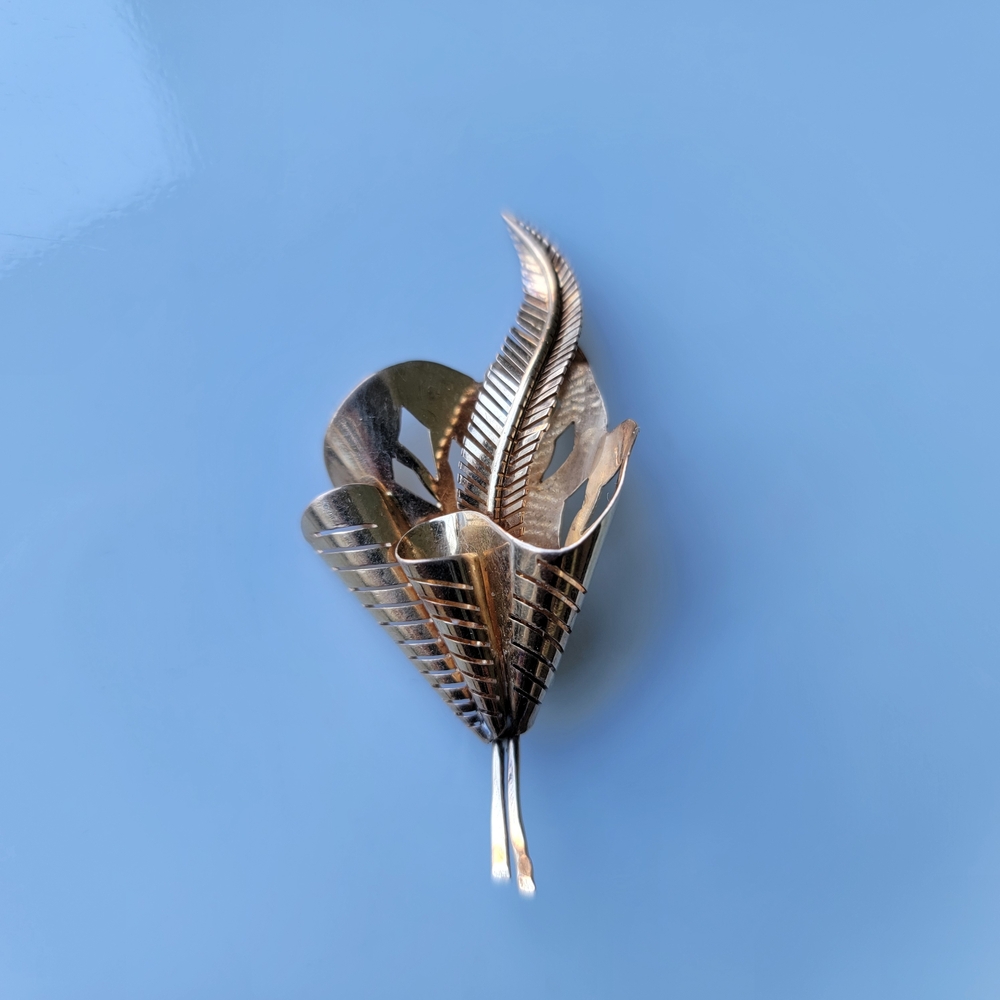 150 Vintage Gold Tone Flowy Leaf Brooch Pin Intricate Mid-Century Modern